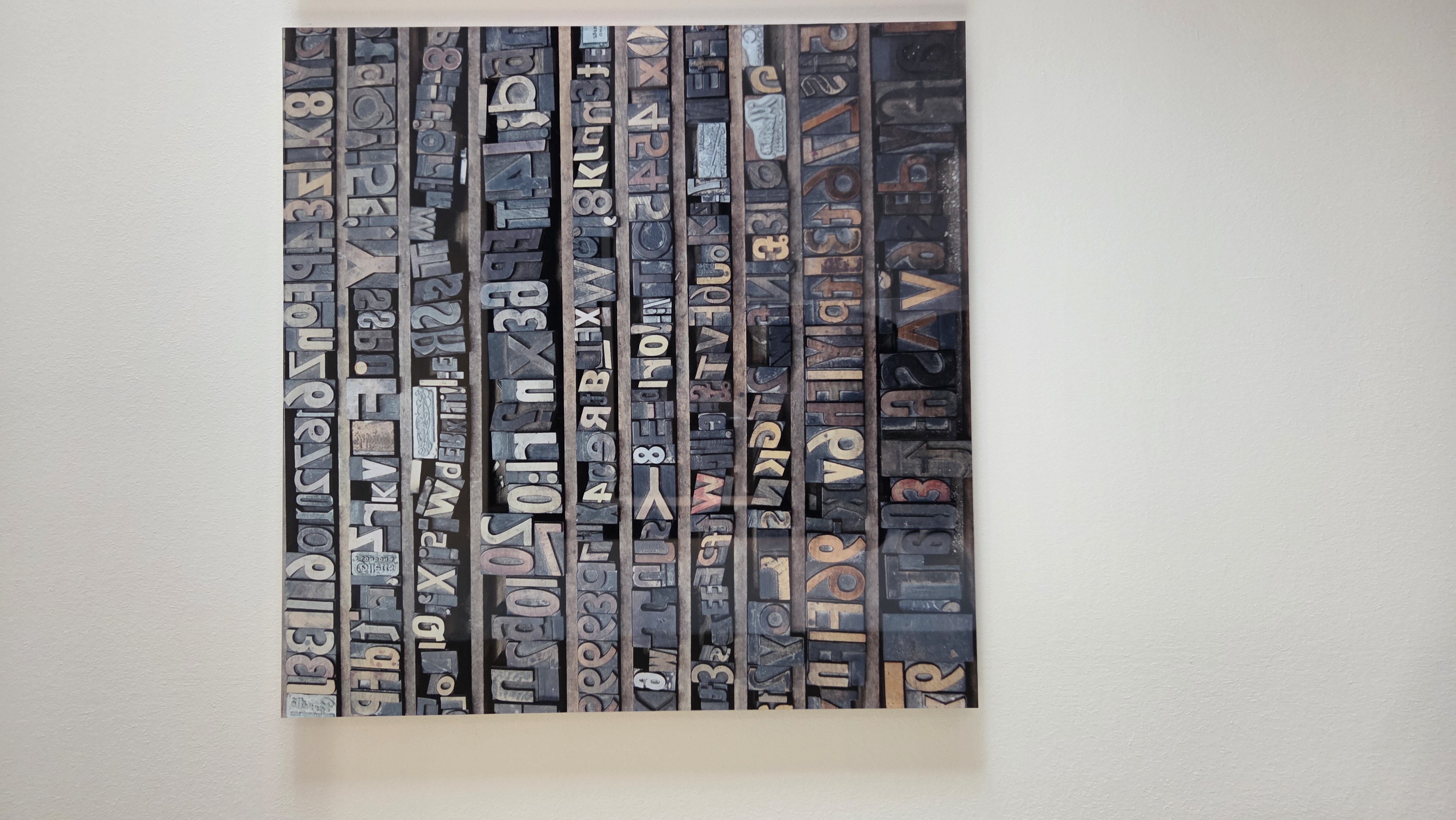 Custom Artwork im Zimmer: Gutenberg-Letterpress-Motiv
