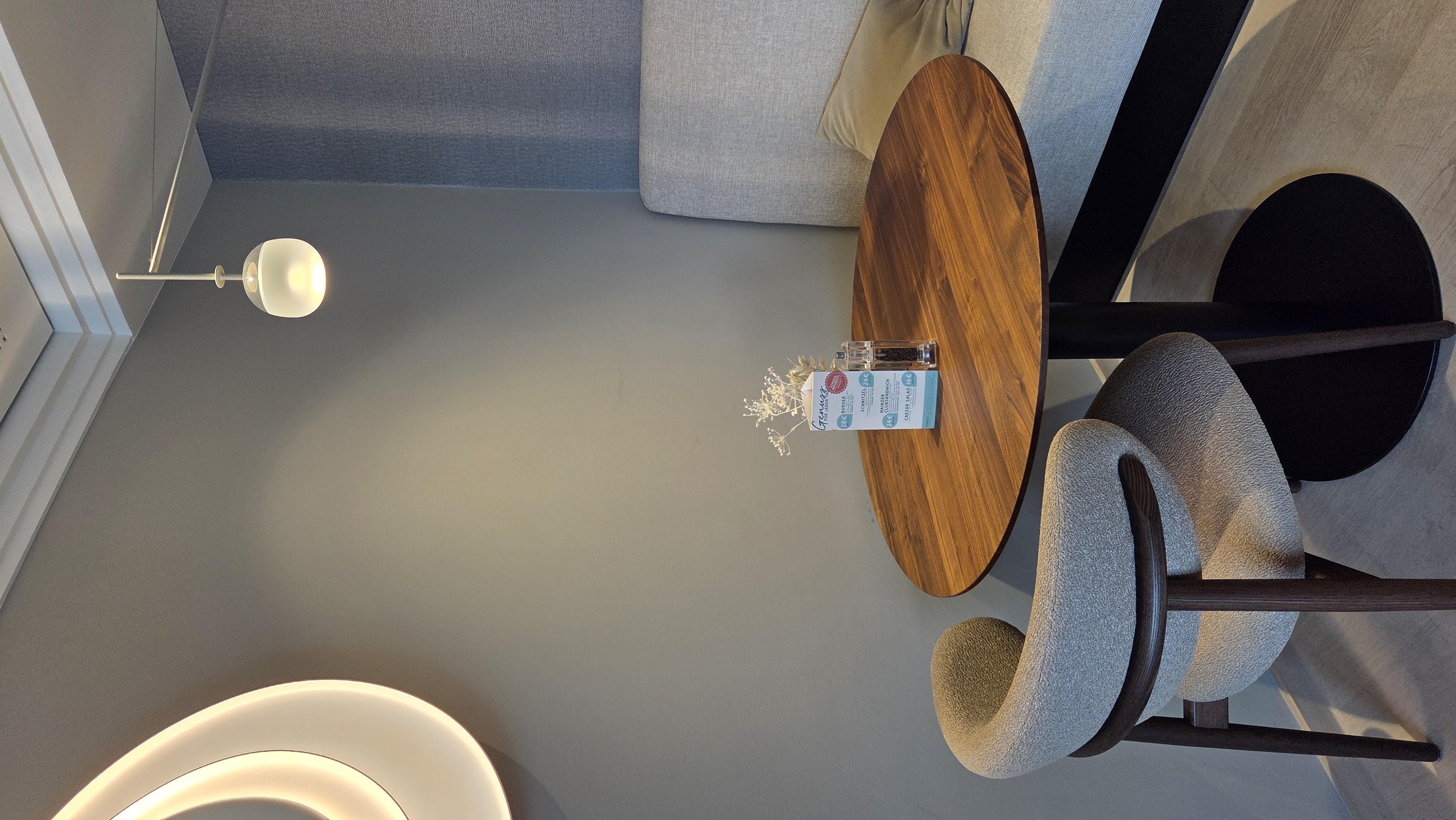 Executive Lounge — Couchtisch mit Bouclé-Sessel