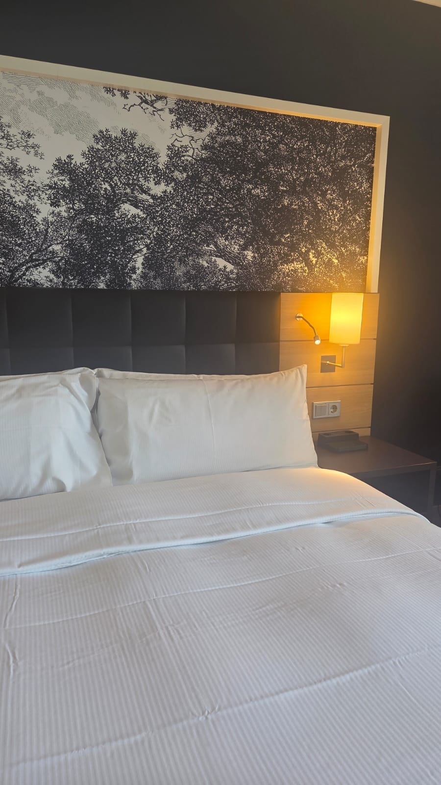 Refurbishment Zimmer — Bettbereich mit Tree-of-Life-Wandbild
