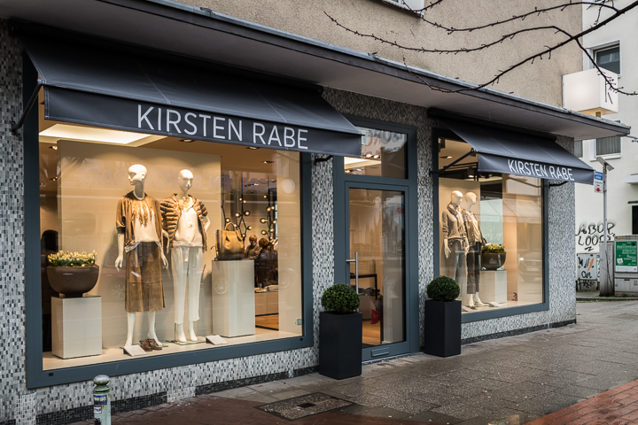 Außenansicht der Boutique mit Schriftzug Kirsten Rabe