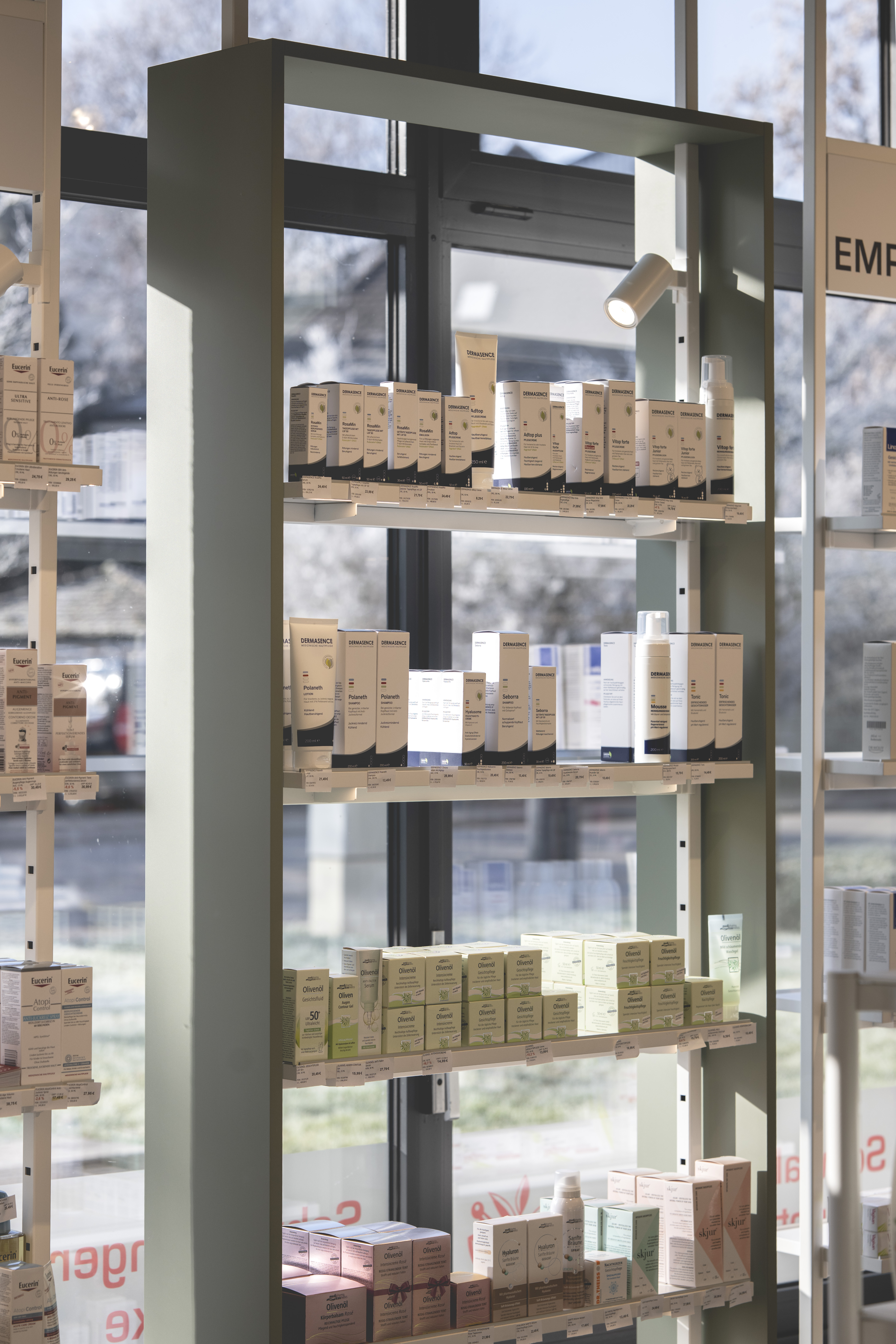 Verkaufsregal vor Fensterfront