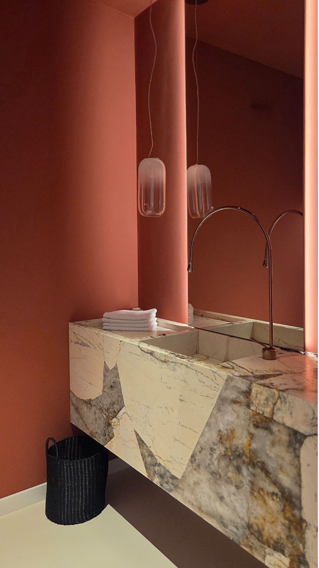 Gäste-WC in Terrakotta mit Waschtischblock aus Naturstein und Tropfen-Armaturen